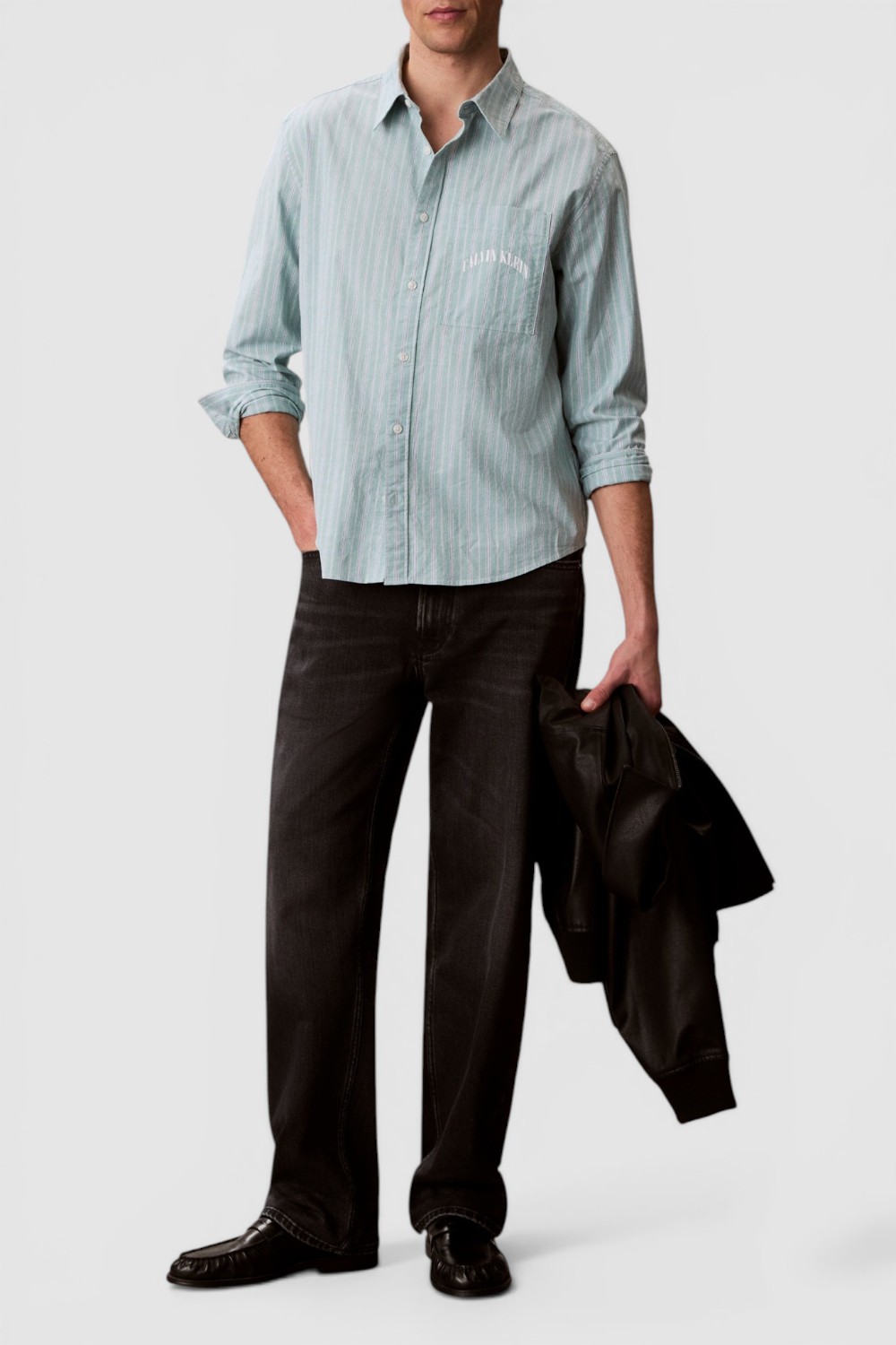 תמונת כל הלוק של חולצה מכופתרת